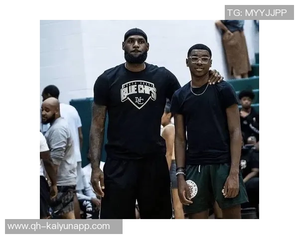 布莱斯分享詹姆斯全家福感恩瞬间幸福洋溢温馨家庭时光