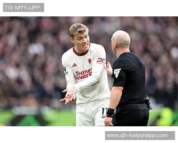 加纳乔单刀失机引发怒火捶草皮表情失落惹人关注